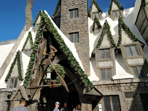 MOC-58042 Modular Buildings The Three Broomsticks (Hogsmeade Winter Village) Designed By benbuildslego With 1180 Pieces