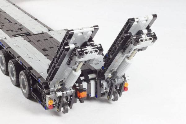 Custom RC Low Loader with Ramps TECHNICIAN MOC-10554 with 2057 pieces