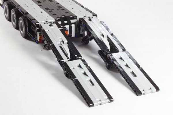 Custom RC Low Loader with Ramps TECHNICIAN MOC-10554 with 2057 pieces