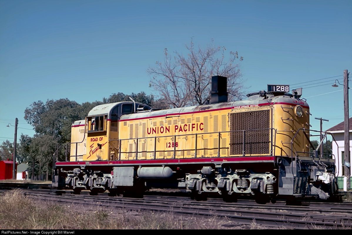MOC-52188 Technic Union Pacific Alco RS-2 (1:38) Designed By MasterBuilderKTC With 2248 Pieces 