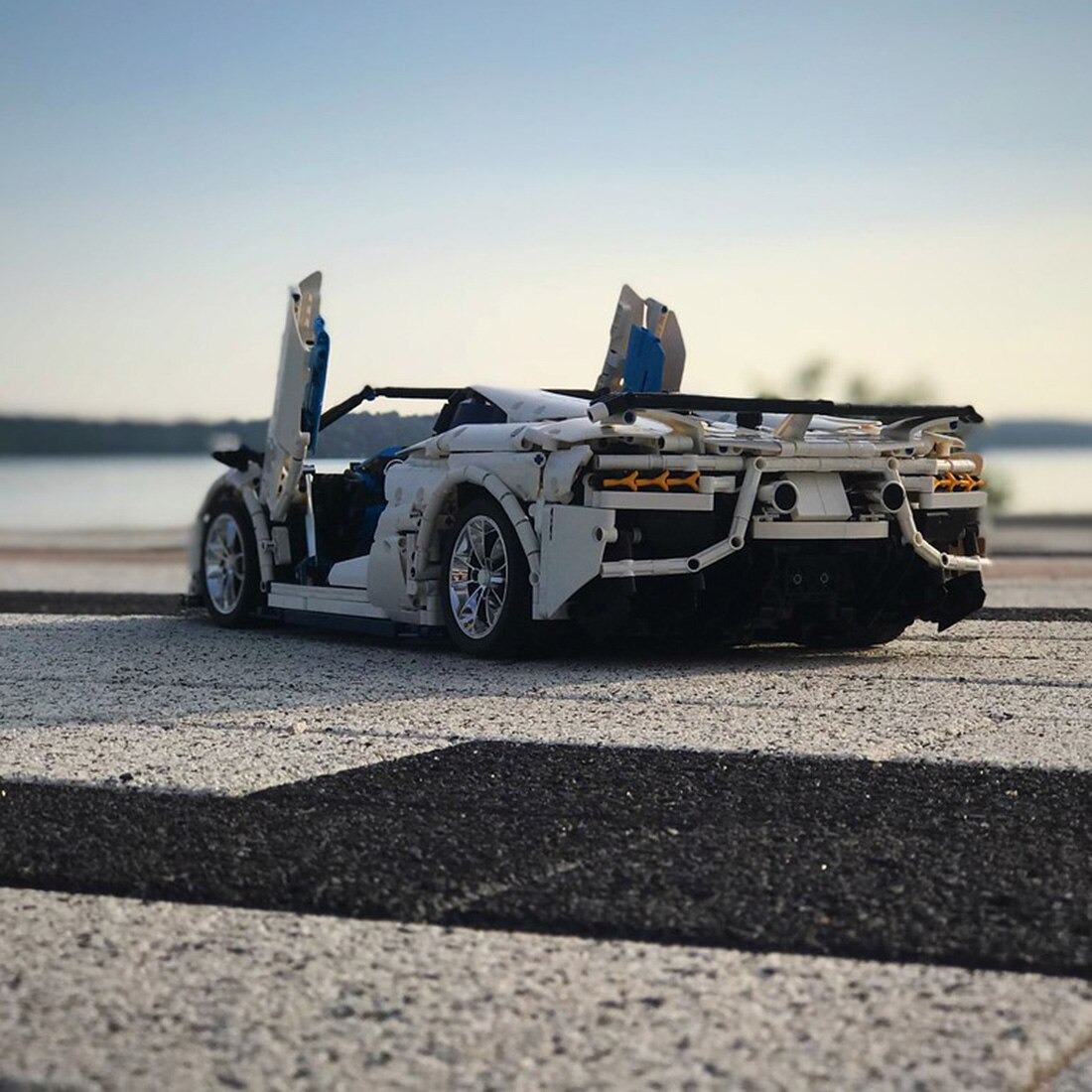 authorized-moc-17698-white-supercar-mode_main-2.jpg
